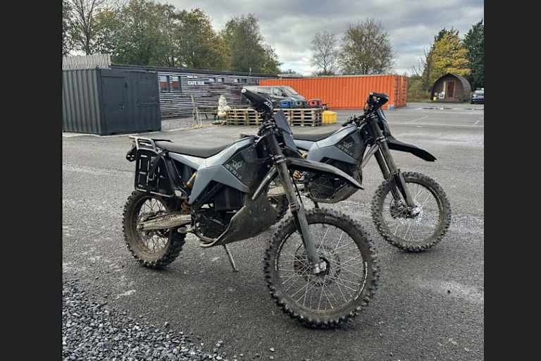 Potthässlich ist sie nicht, die Elektro-Enduro aus Slowenien