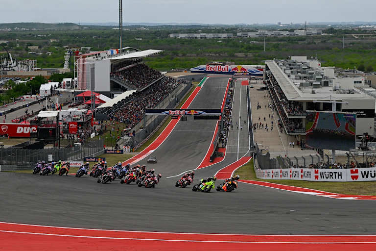 Die MotoGP kurz nach dem Sprint-Start in Austin