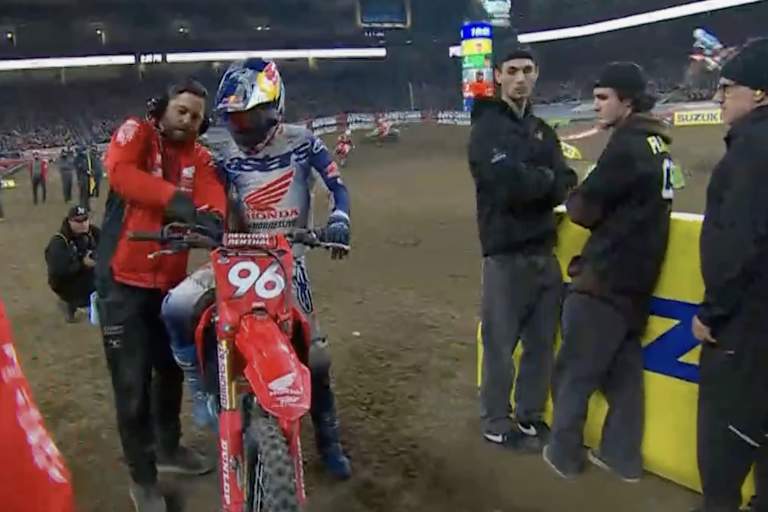 Hunter Lawrence muss nach seinem Crash die Box ansteuern