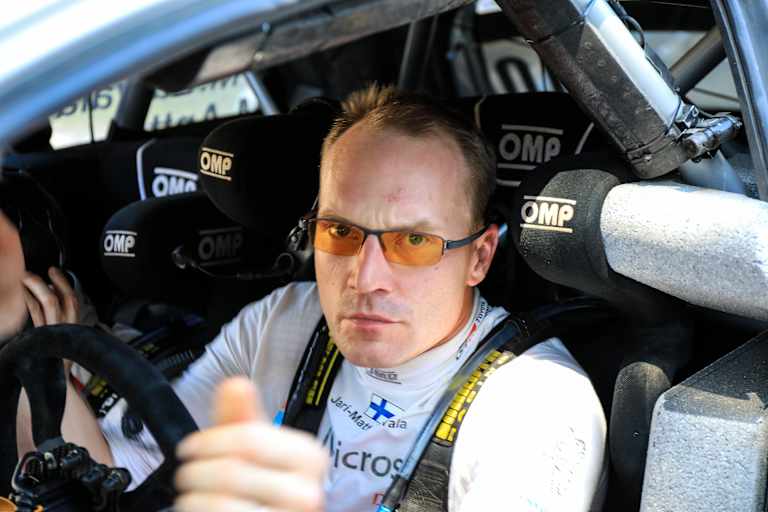 Der 40-jährige Titelverteidiger steuert wiederum seine Toyota Celica ST185