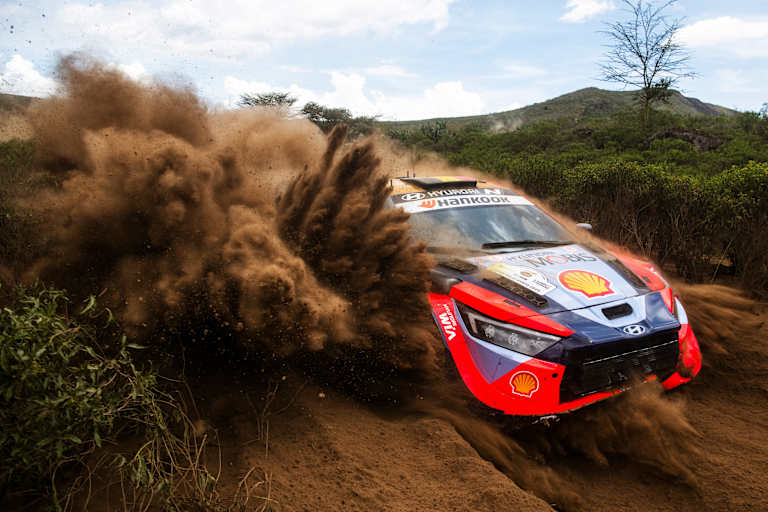 Hyundai-Pilot Thierry Neuville 2025 bei Sandkastenspielen