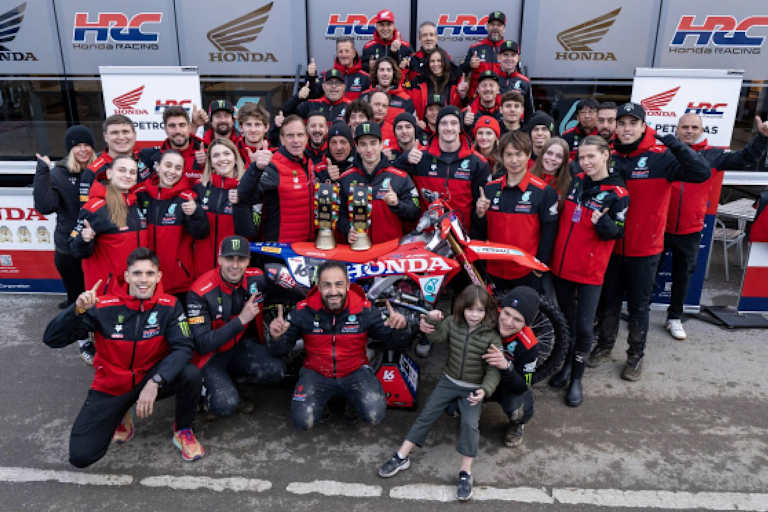 Das HRC-Werksteam feiert den Erfolg von Tom Vialle