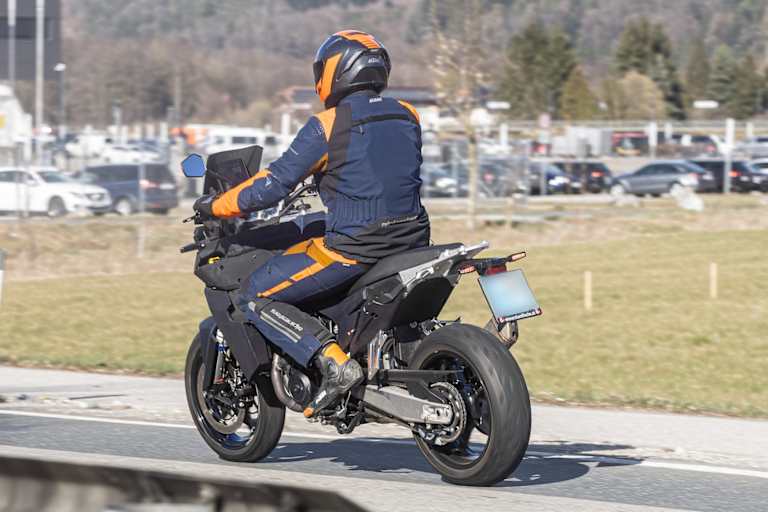 Chassis vom Schwestermodell, 8-Zoll-TFT und großer Tank gesehen von hinten