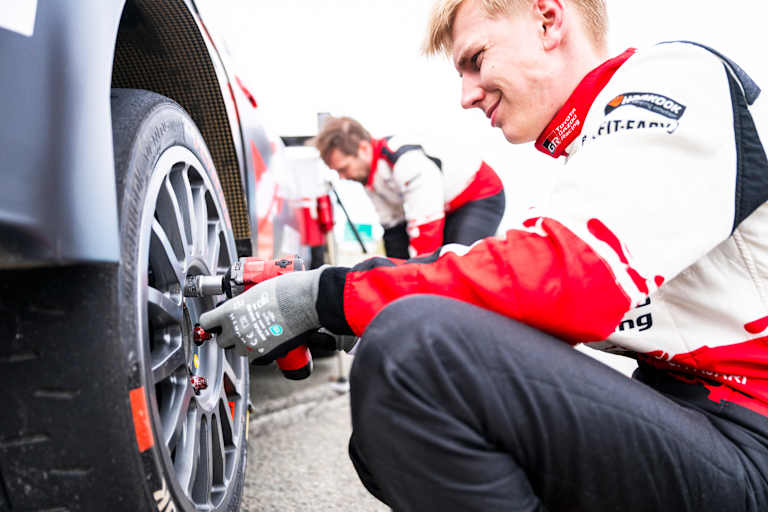 Vielfacher Extra-Reifenservice war in Kroatien: hier Sami Pajari angesagt