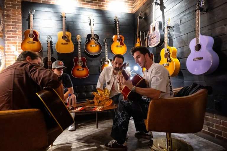 Hunter Lawrence testete auch akustische Gitarrenmodelle von Gibson