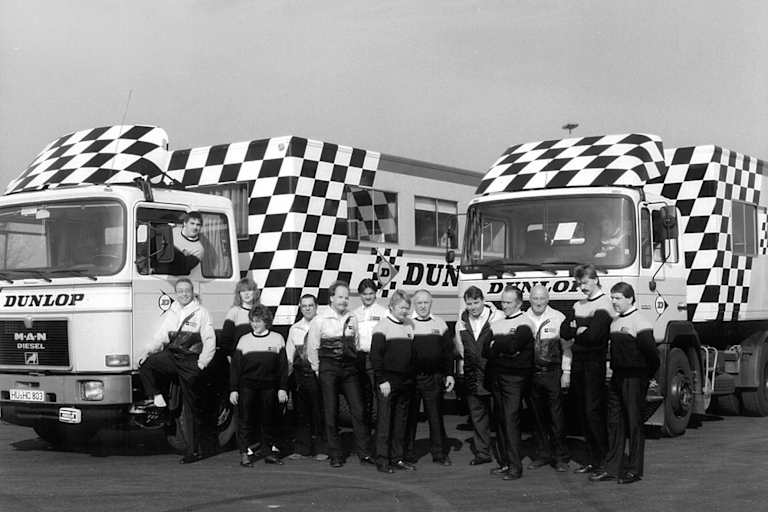 Dunlop-Mannschaft 1989 am Ring mit Chef Gerhard Werber (5. von links) 