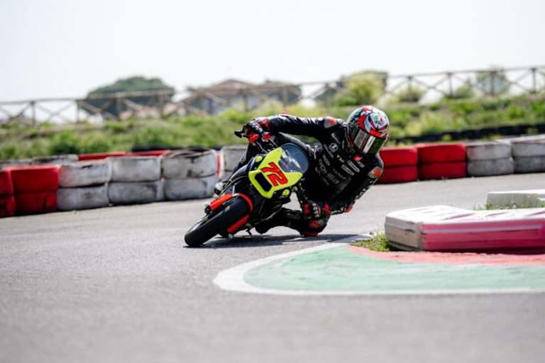 Nummer 72 in Action: Marco Bezzecchi trainiert in seiner Heimat