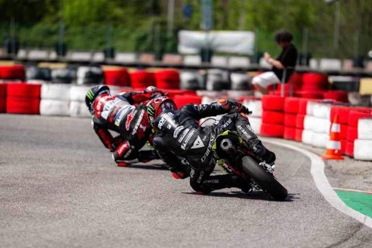 Marco Bezzecchi am Hinterrad von Ducati-Werksfahrer Pecco Bagnaia