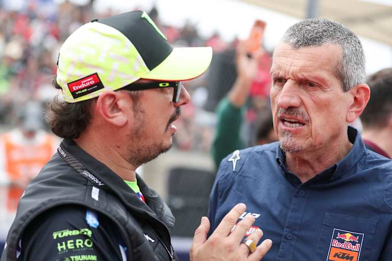 Günther Steiner im Gespräch mit VR46-Racing-Direktor «Uccio» Salucci