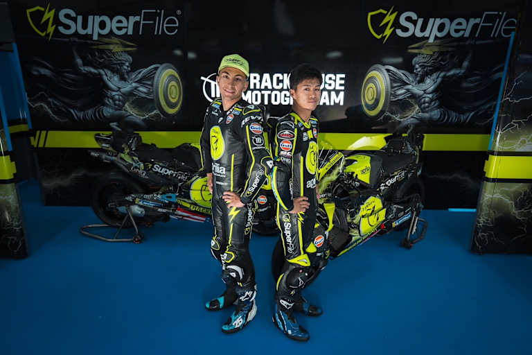 Auch die Piloten Fernandez und Ogura wurden im SuperFile-Look eingekleidet