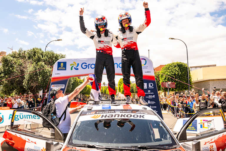 Sebastien Ogier und sein Co-Pilot Vincent Landais feiern Triumpf