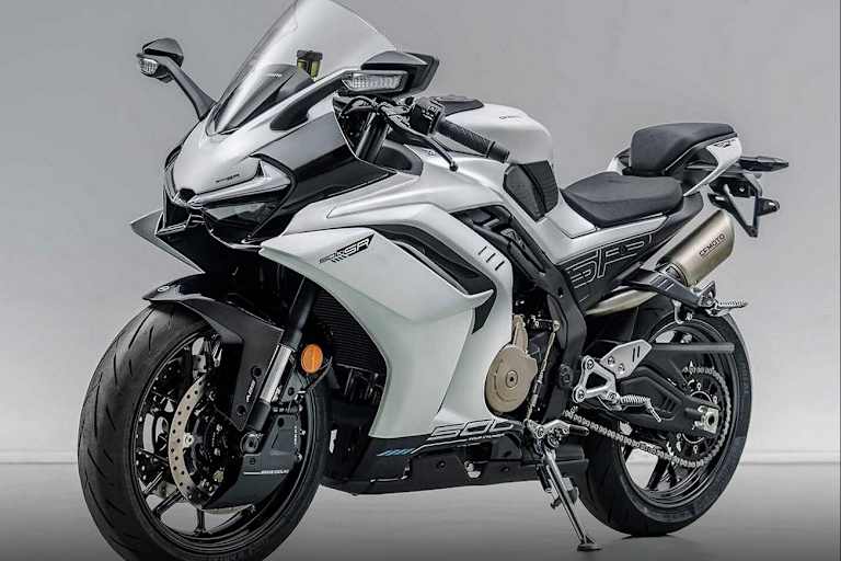 Diskrete Winglets, Zweirohr-Auspuff halbhoch: CF Moto 500SR