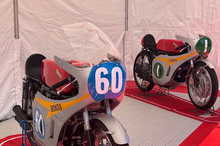 Auch Werksrenner wie die RC166 (re.) werden in Le Mans gezeigt