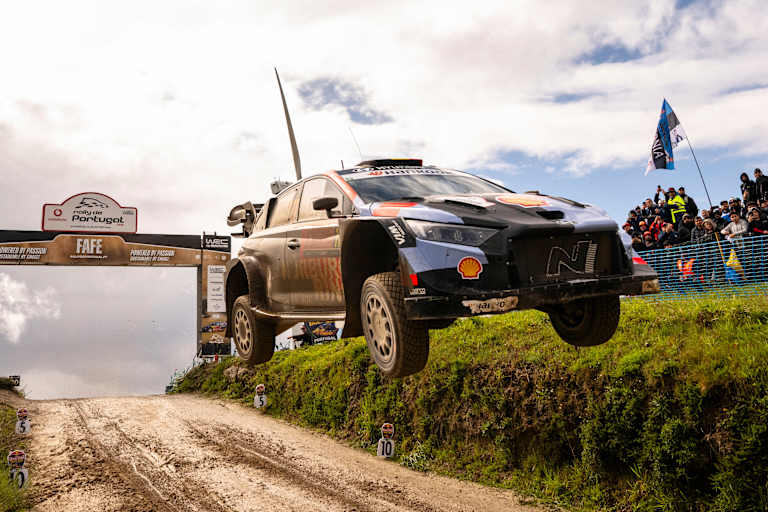 Neuville fliegt zum ersten Saisaonsieg
