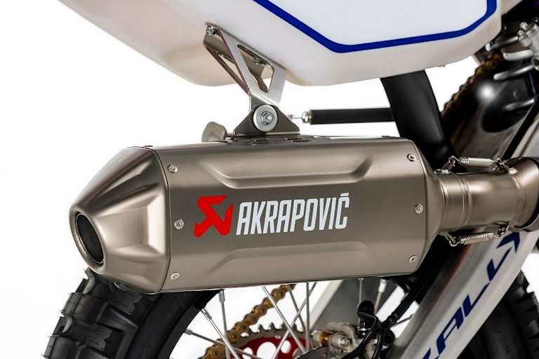 Serienmässig: Titan-Auspuff von Akrapovic, Strassenzulassung nach Euro5+