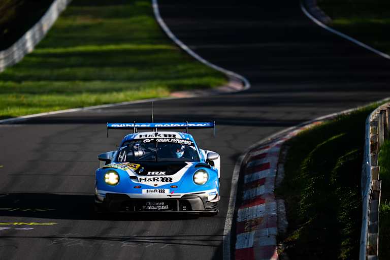 Alex Brundle steuert den Mühlner Motorsport Porsche 911 GT3 R