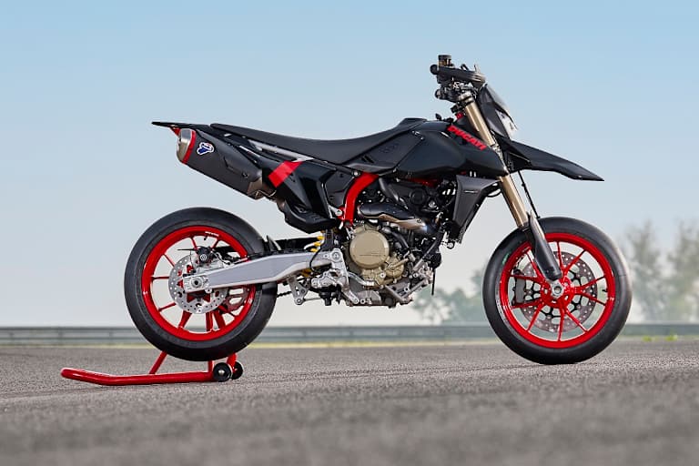 An der Ducati Hypermotard 698 Nera doniniert Schwarz – wie der Zuname sagt