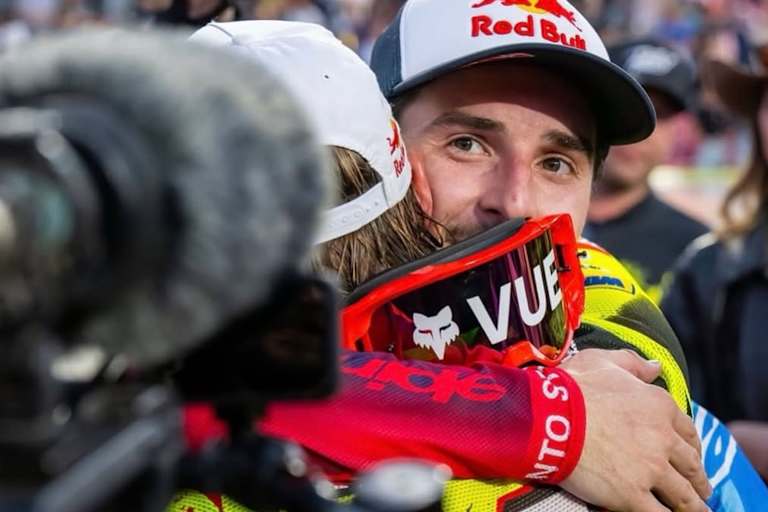 Hunter Lawrence gratuliert Ken Roczen zum Meisterschaftsgewinn