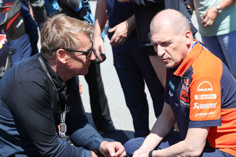 Pit Beirer im Gespräch mit Teammanager Aki Ajo