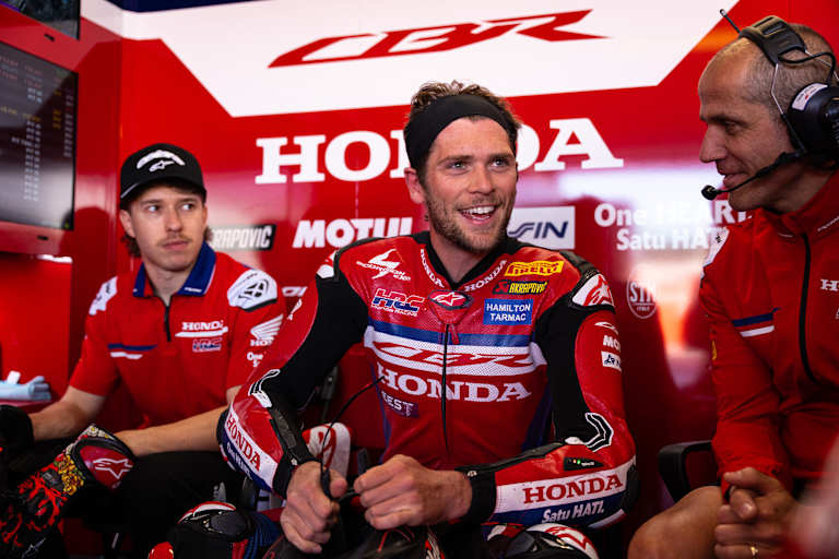 Jake Dixon freut sich offensichtlich über seine Superbike-Rückkehr