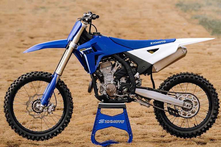 Farbe wie Yamaha, Motordurchströmung konventionell mit Auspuffkrümmer vorne