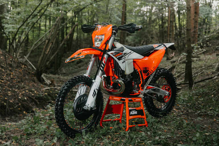 Stollenreifen, keine Rückspiegel, Offroad-Umgebung: KTM Hardenduros