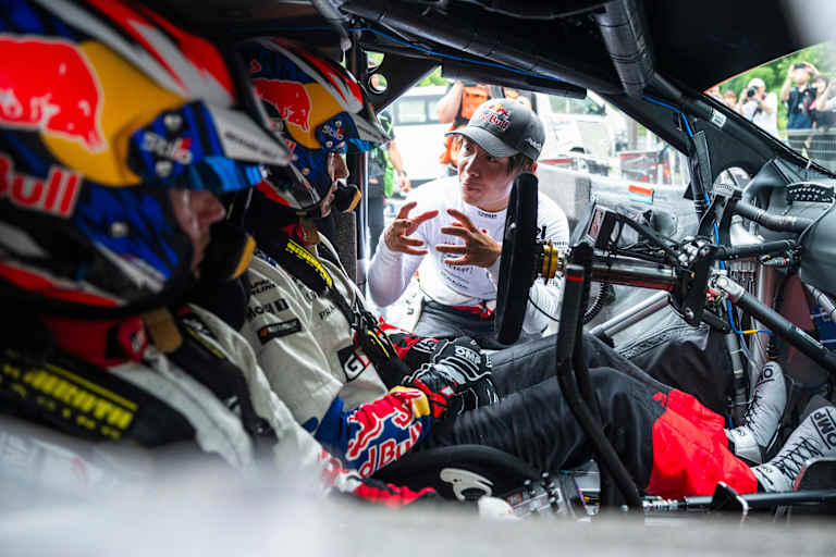 Takamoto Katsuta schaut ins Cockpit von Sebastien Ogier
