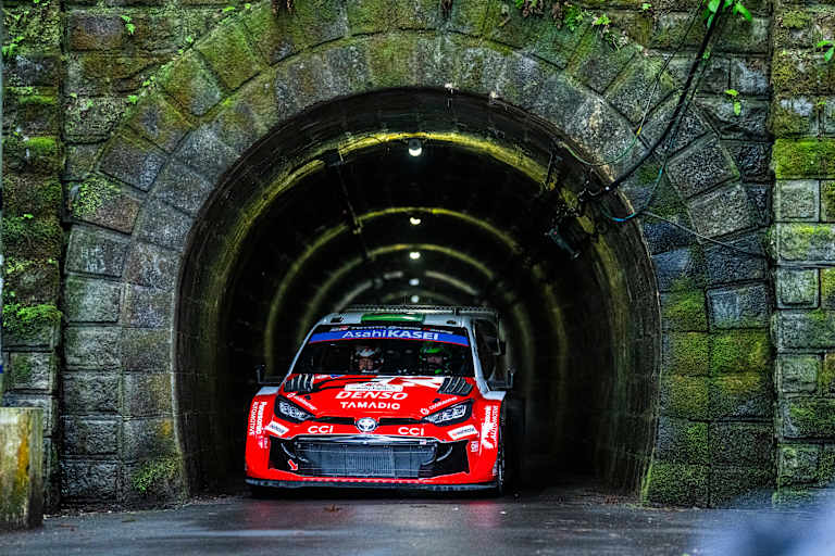 Elfyn Evans führt nach Tag 1 in Japan