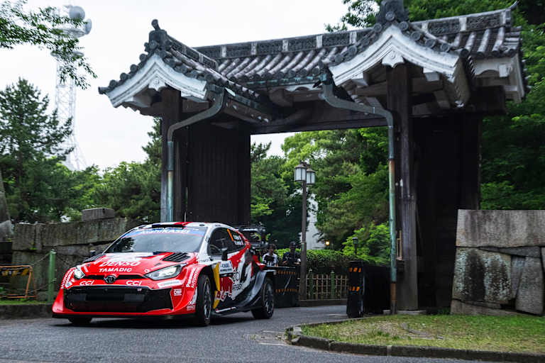 Japanische Torarchitektur durchfahren: Sebastien Ogier