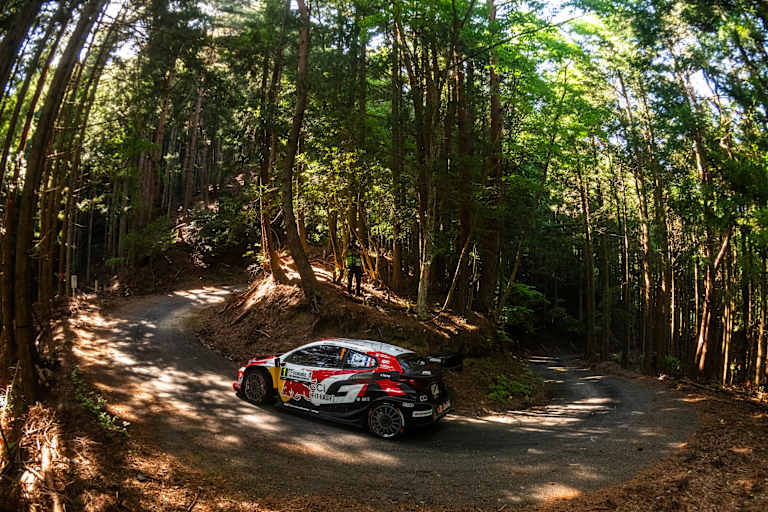 Weltmeister Sebastien Ogier nach dem ersten Tag in Japan Dritter