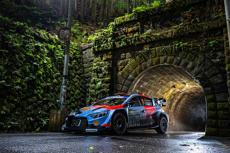 Thierry Neuville in Japan mit Reifenschwierigkeiten