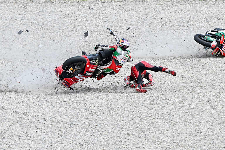 Catalunya-Schocker: Johann Zarco verfing sich in Bagnaias MotoGP-Ducati