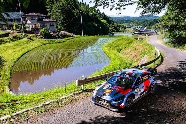 Thierry Neuville am See entlang