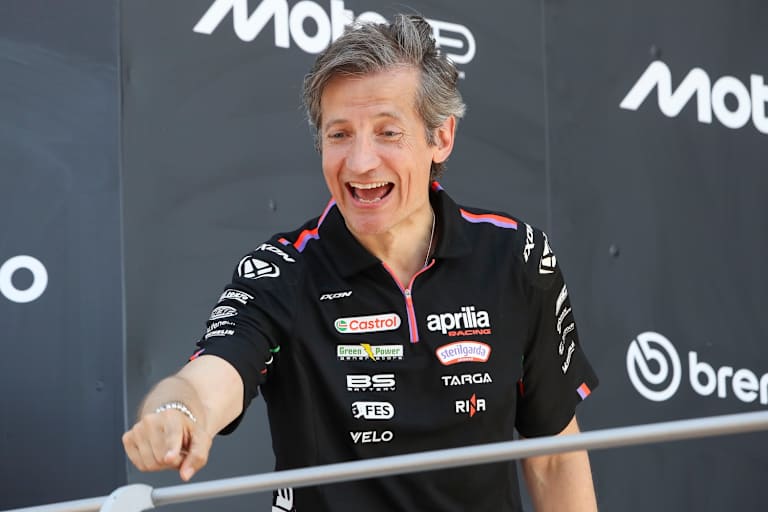 Nahm den Pokal für den Hersteller entgegen: Aprilia-Racing-CEO Rivola