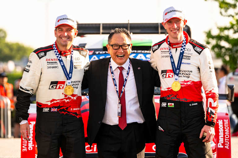 Morizo-san alias Toyota-Chairman Akio Toyoda feiert mit den Siegern mit