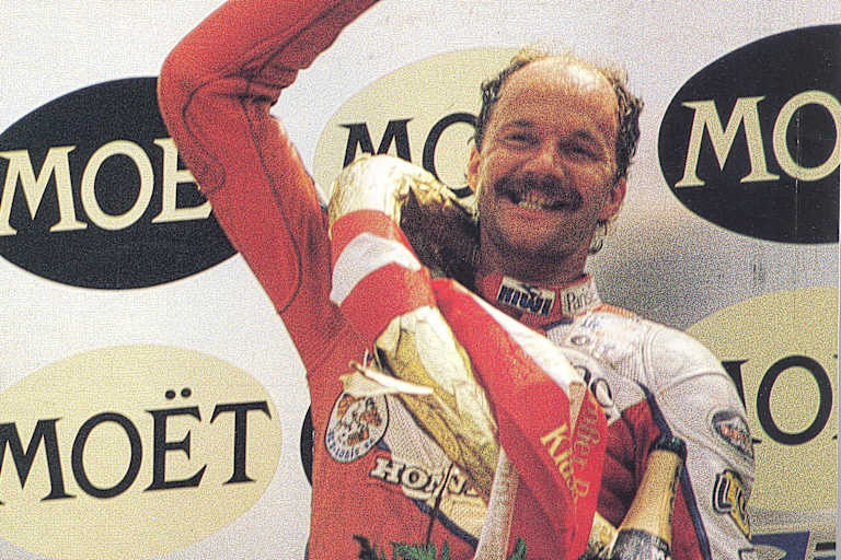 Erster GP-Sieg: Jacques Cornu auf dem Podest des Salzburgrings 1988