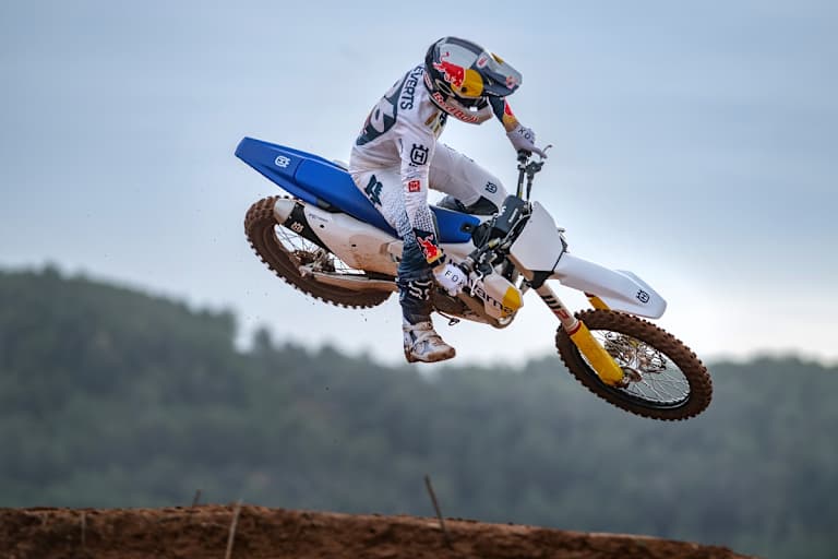Liam Everts lässt die Husqvarna FC450 fliegen