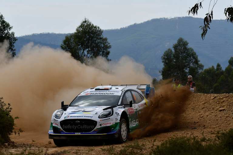 Jon Armstrong im M-Sport Ford mit Leitplankenkontakt