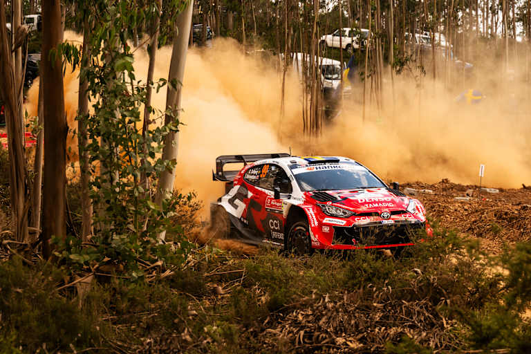 Über Stock und Stein in Führung: Oliver Solberg