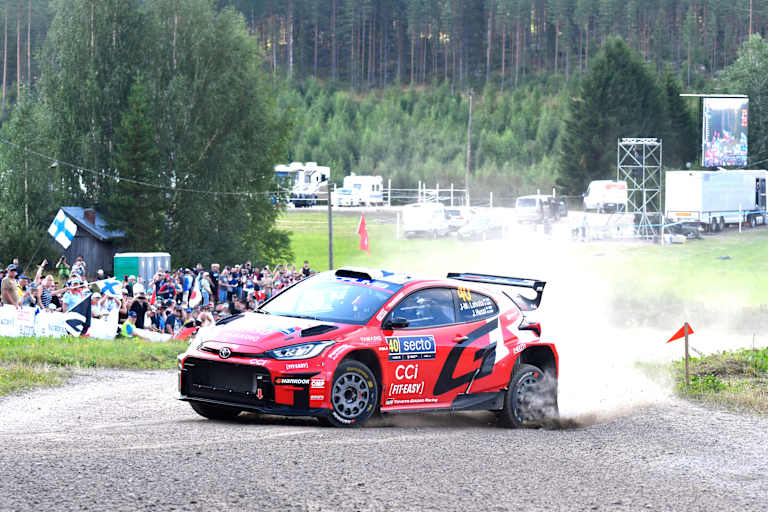 Latvala in 2025 im Toyota-Rally2-Auto auf Platz zwei in Finnland