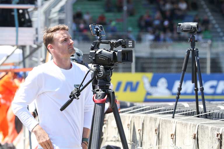 Chaz Davies studiert und betreut Moto2-Ass Senna Agius