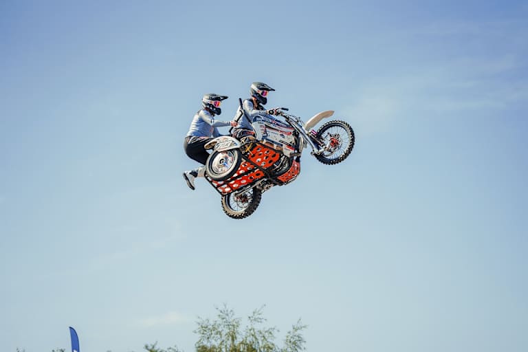 Einen Backflip mit dem Motocross-Gespann sieht man nicht alle Tage