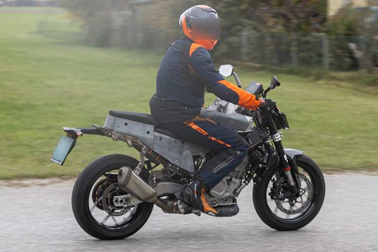 Die künftige Mittelklasse-KTM baut kompakt, Fahrer sitzt trotzdem entspannt