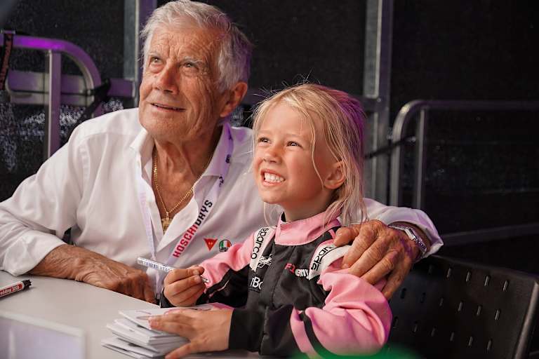 Giacomo Agostini, erfolgreichster Rennfahrer aller Zeiten, gab Autogramme