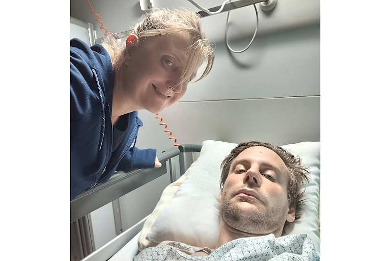 Ehefrau Veronika steht dem Unglücksraben bei