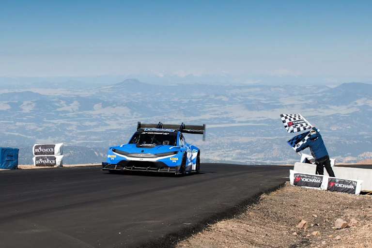 Schachbrettflagge am Pikes Peak: Romain Dumas im Ford Mustang Mach E