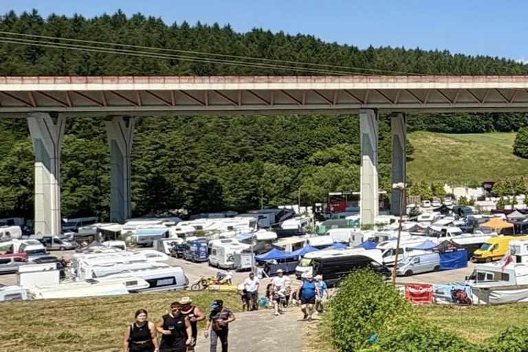 Das komplett alsphaltierte Fahrerlager auf dem Motocross-Areal in Sverepec