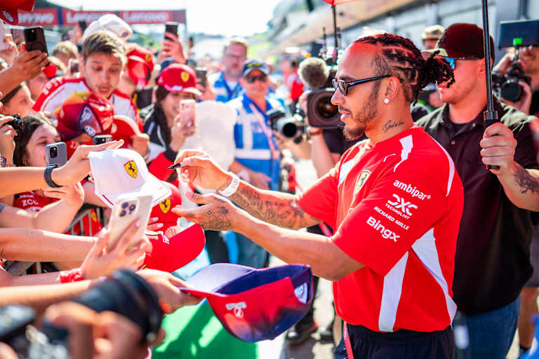 Publikumsliebling Lewis Hamilton begeisterte die Fans beim Pit Lane Walk