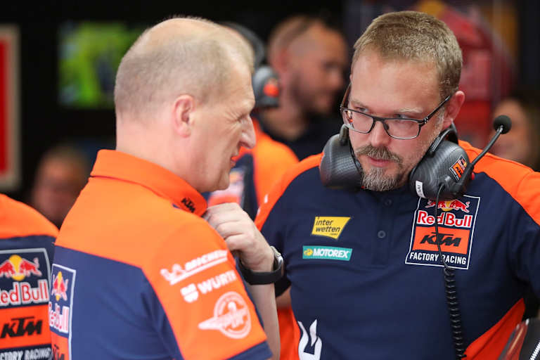 KTM-Teammanager Aki Ajo im Gespräch mit Techniker Sebastian Risse (re.)