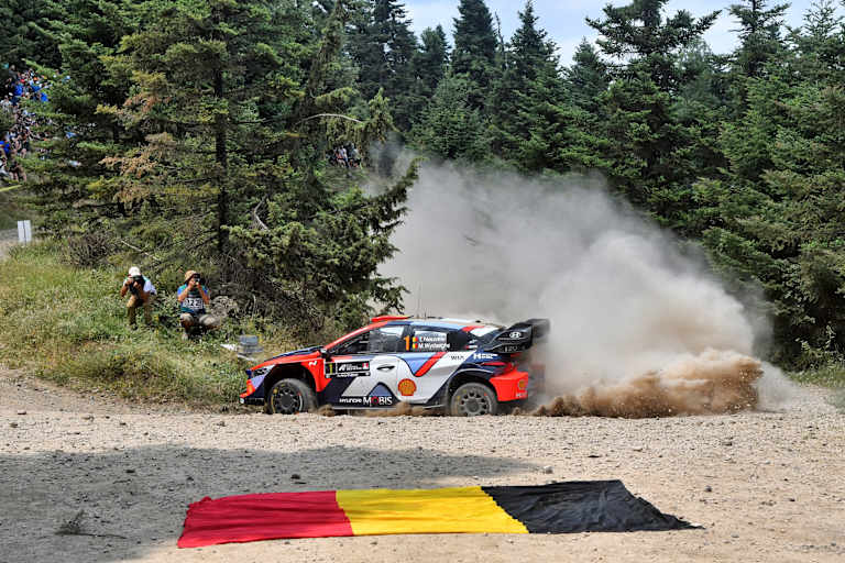 Neuville auch in Griechenland mit belgischer Unterstützung